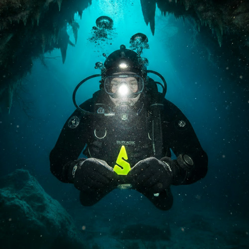 cave-diver-arrow-dive-marker